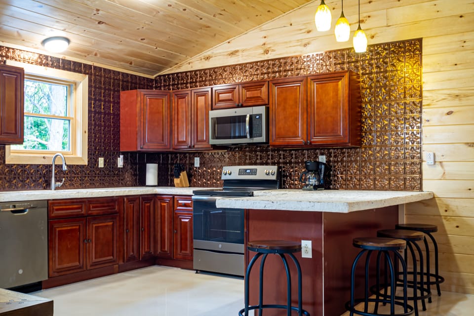 Modern kitchen with all appliances, breakfast bar, lots of cabinet space