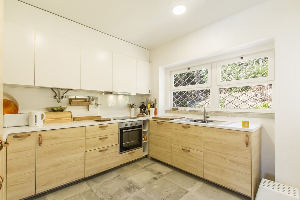 Rustic style and fully equipped kitchen.