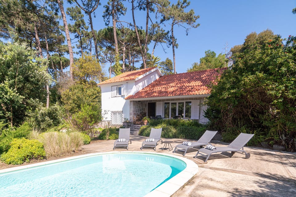 Private pool and sun terrace with loungers — Villa Blanche, holiday villa in Sintra