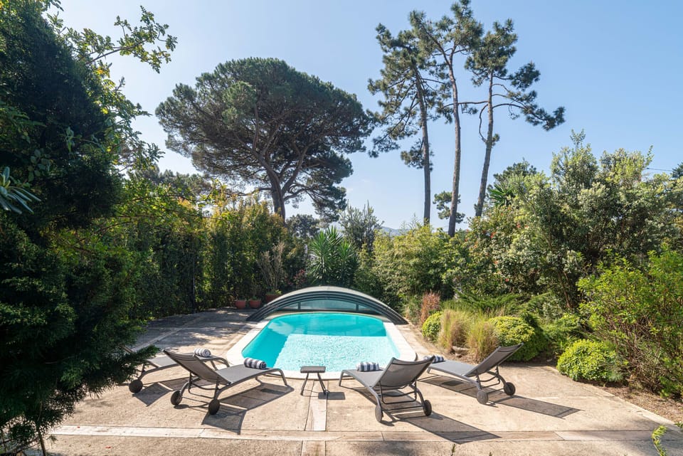 Private pool and sun terrace with loungers — Villa Blanche, luxury holiday villa in Sintra