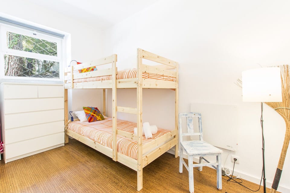 Bright children's bedroom with wooden bunk beds — Villa Blanche, holiday villa in Sintra