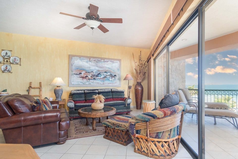 Comfortable leather and traditional seating in the living room.