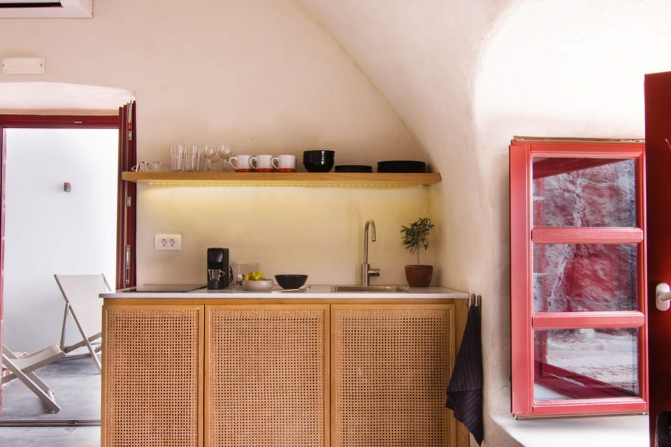 Fully equipped kitchenette