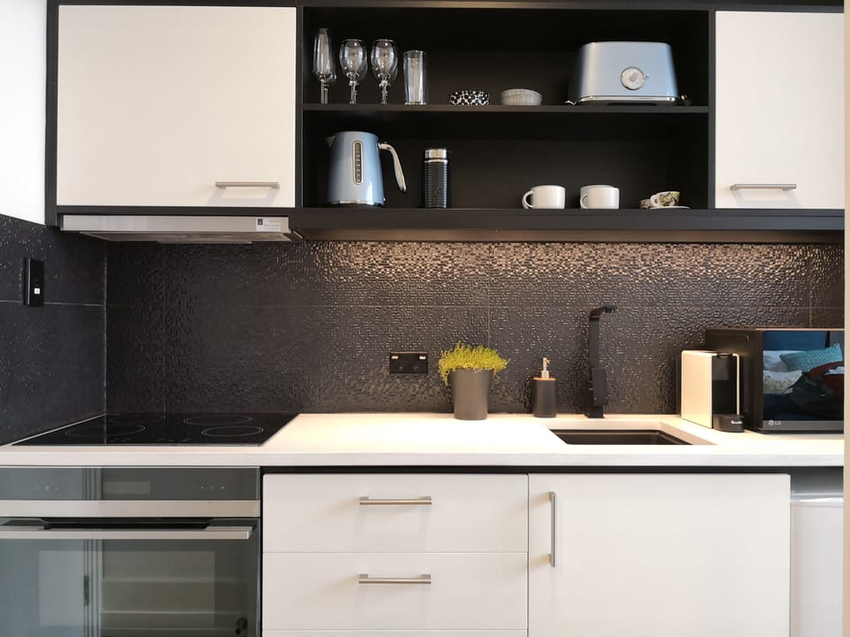 Well equiped kitchen. Qulity appliances & cookware/crockery/utensils.