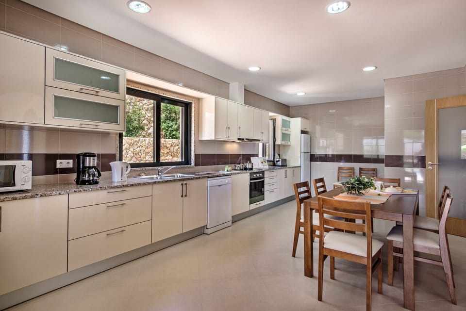 Kitchen – Fully equipped with dining area