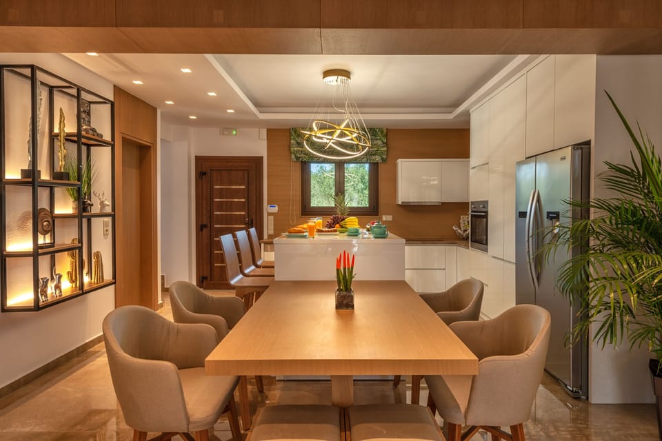 Fully equipped kitchen and dining area! 