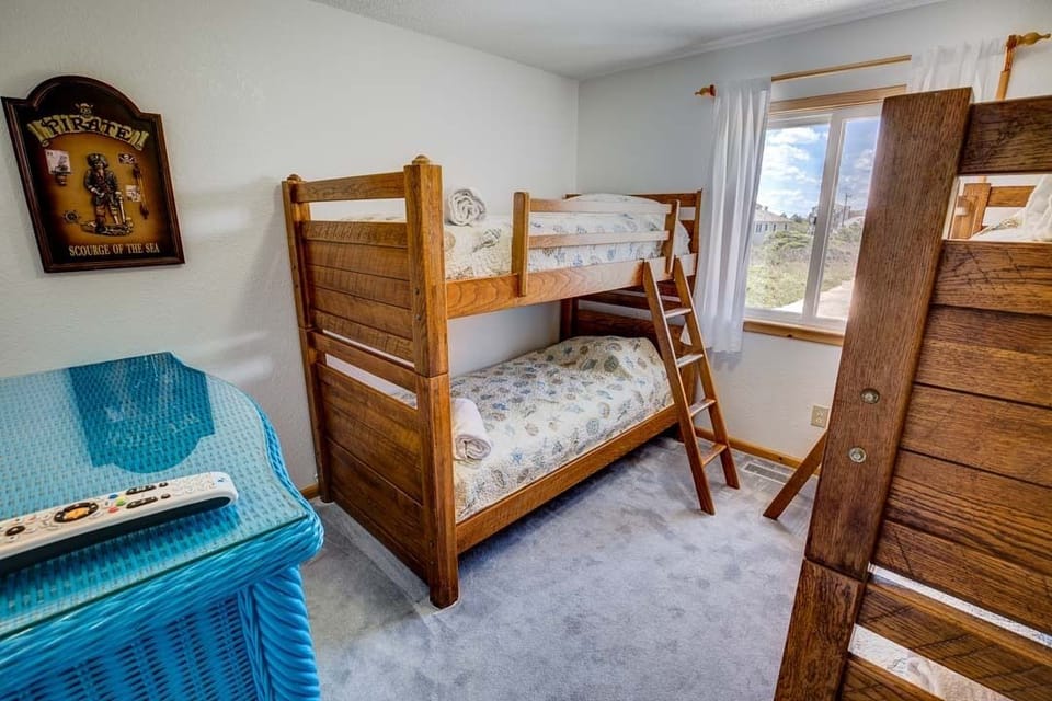 Mid-Level Bedroom with 2 Bunk Bed