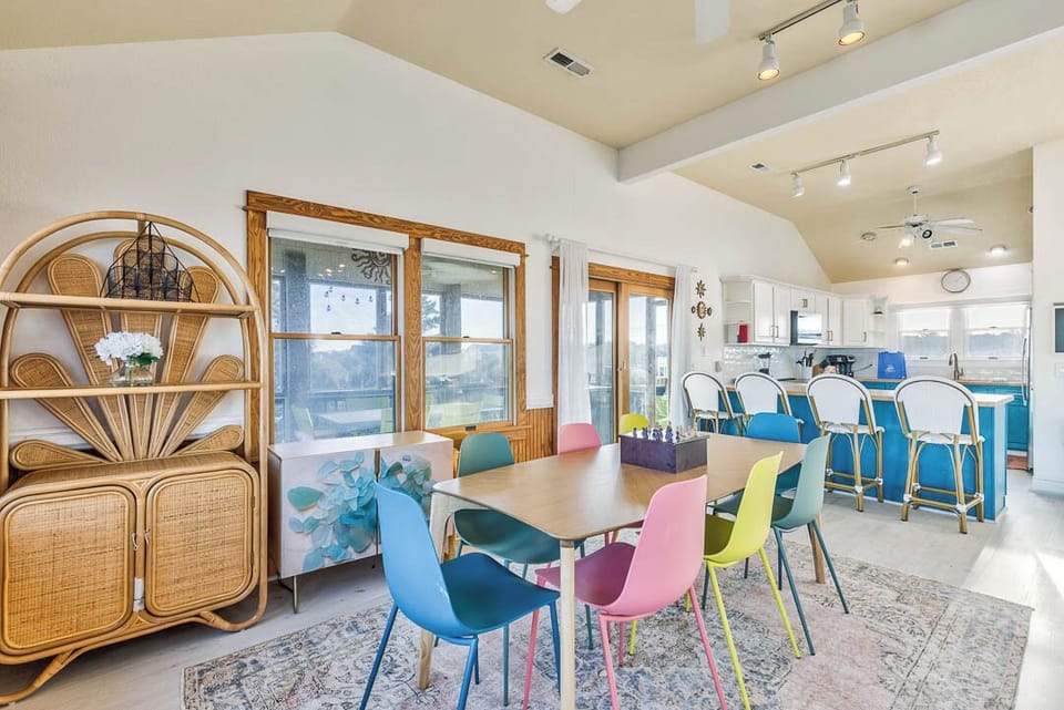 Top-Level Dining Room with Table (seats 8)