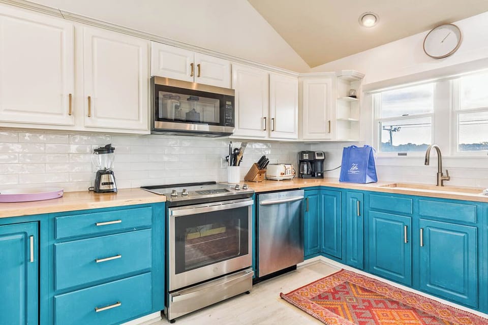 Top-Level Kitchen with Bar (seats 4)