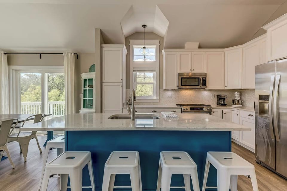 Top-Level Kitchen with Island (seats 5)
