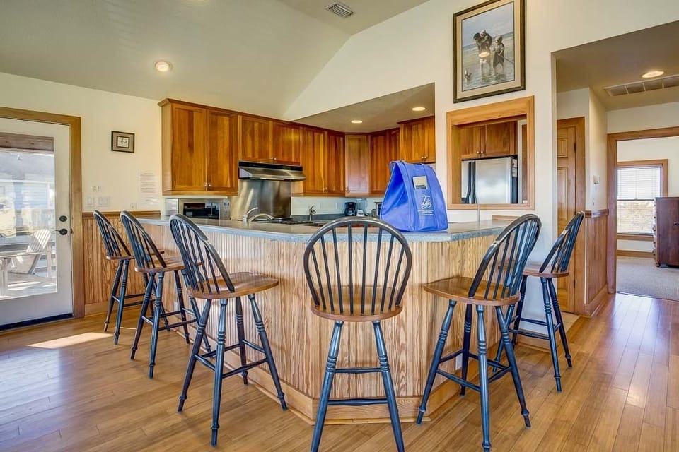 Top-Level Kitchen with Bar (seats 6)