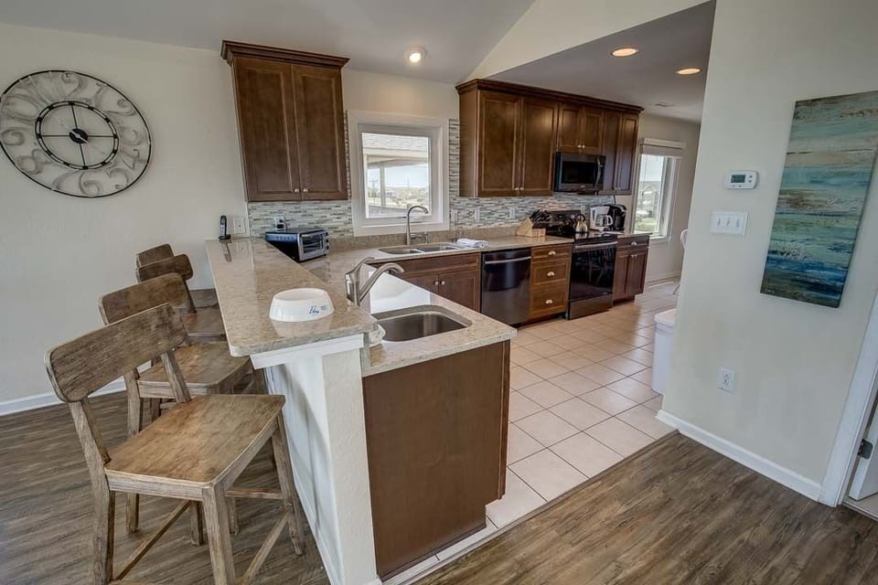 Top-Level Kitchen with Bar (seats 4)