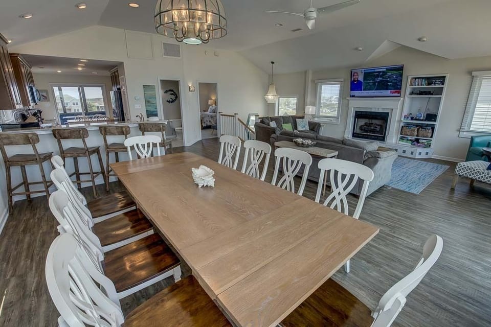 Top-Level Dining Room with Table (seats 10)