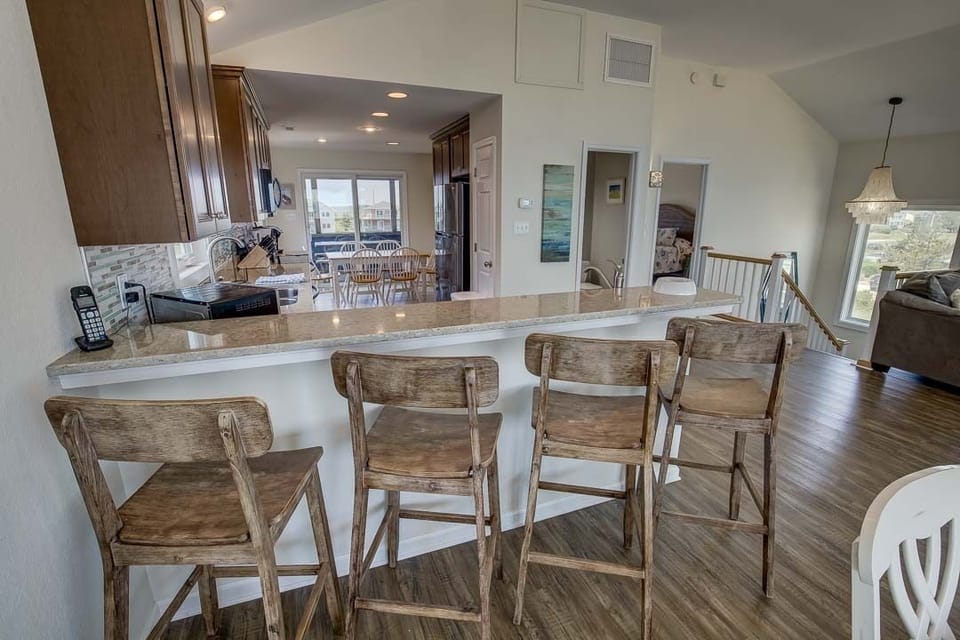 Top-Level Kitchen with Bar (seats 4)