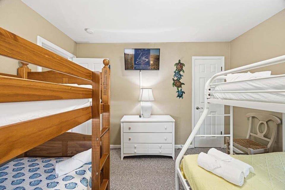 Mid-Level Bedroom with Pyramid Bunk and Bunk Bed