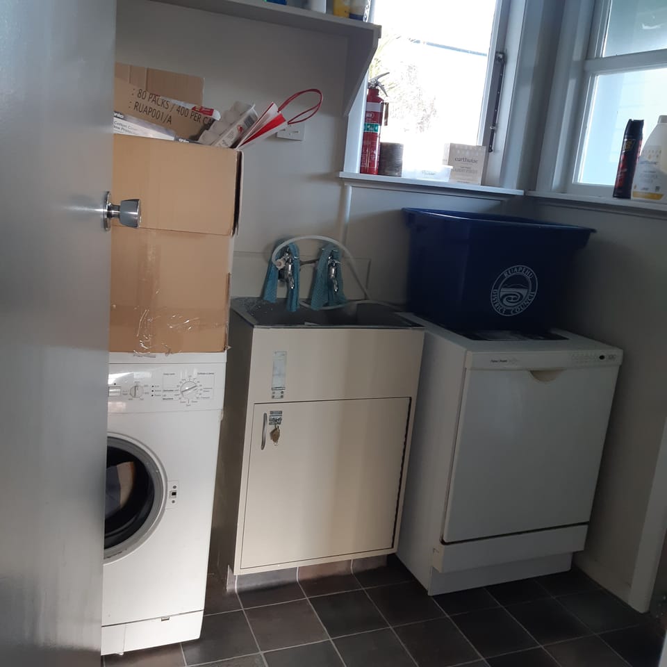 Laundry - washing machine and dishwasher 