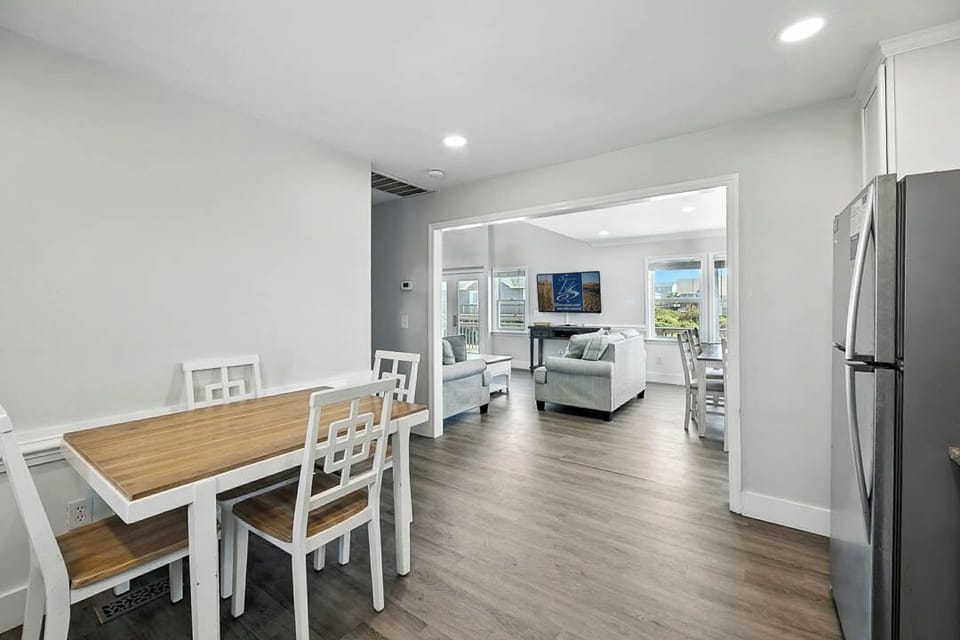 Mid-Level Kitchen with Additional Table (seats 4)