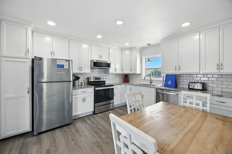 Mid-Level Kitchen with Additional Table (seats 4)