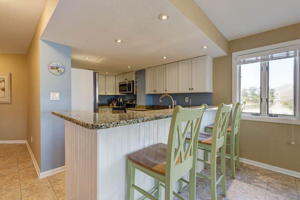Kitchen with Bar (seats 3)