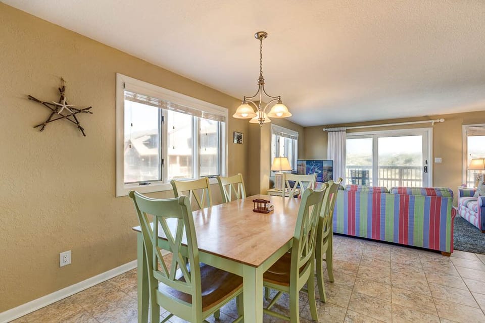 Dining Room with Table (seats 6)