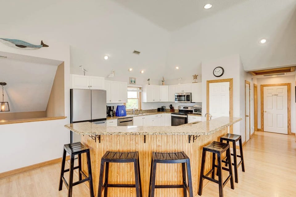 Top-Level Kitchen with Bar (seats 5)