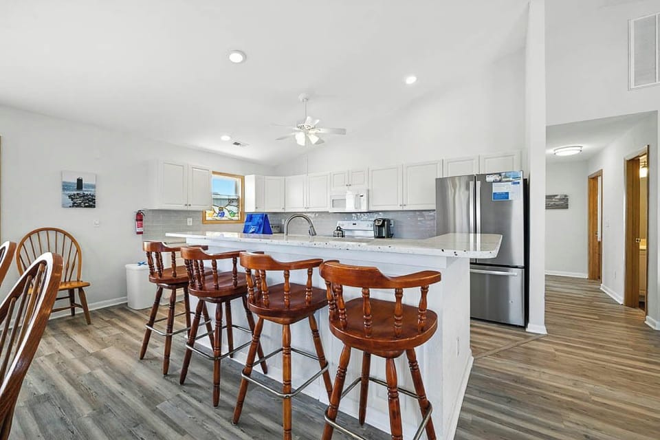 Top-Level Kitchen with Bar (seats 4)