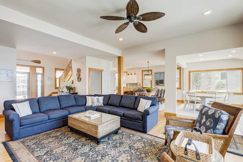 Mid-Level Living Room with Deck Access