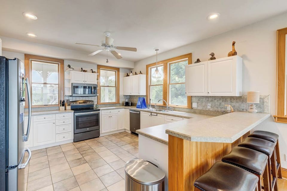 Mid-Level Kitchen with Bar (seats 4)