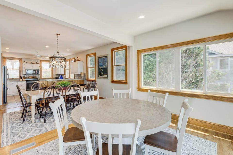 Mid-Level Dining Room with Table (seats 6)