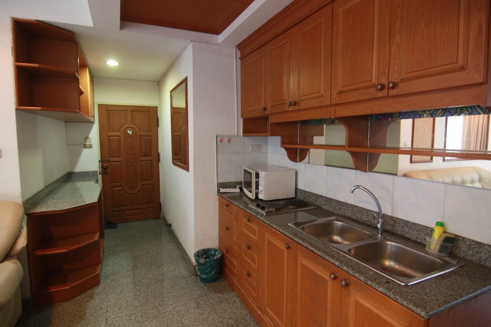 Room 102 kitchen