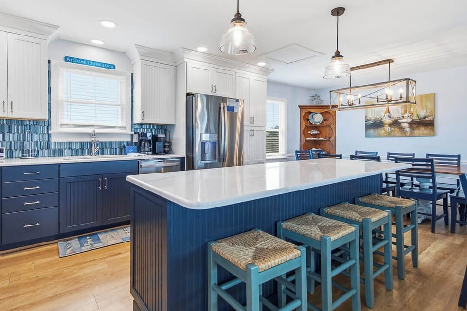 Top-Level Kitchen with Bar (seats 4)