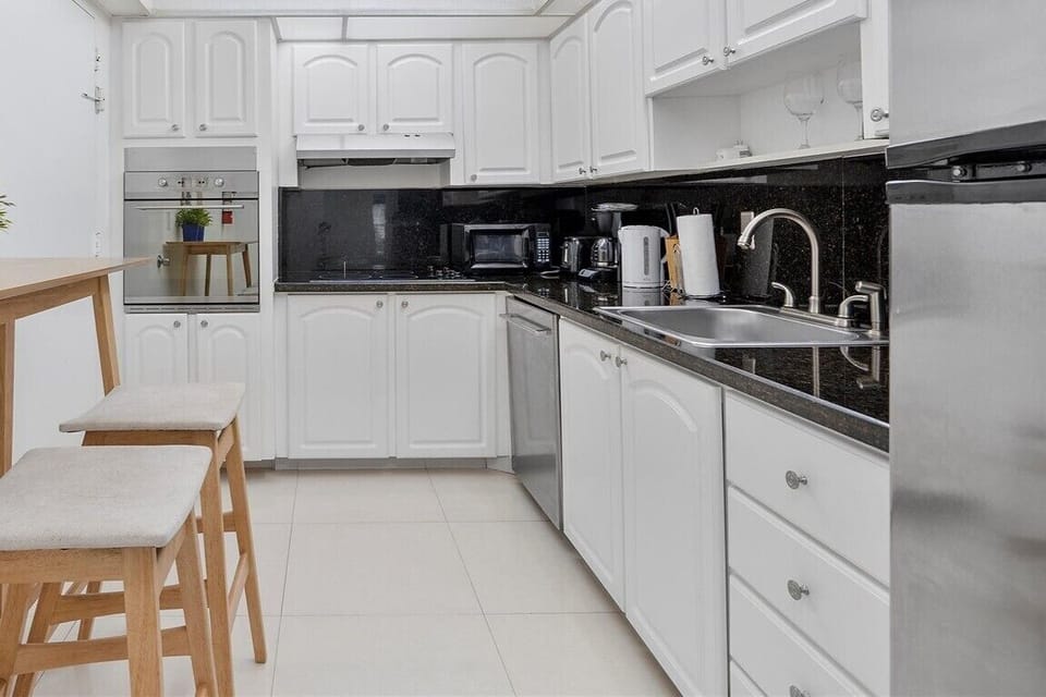 Ocean view 2 bedroom rental Tides 8th floor Miami (7777)