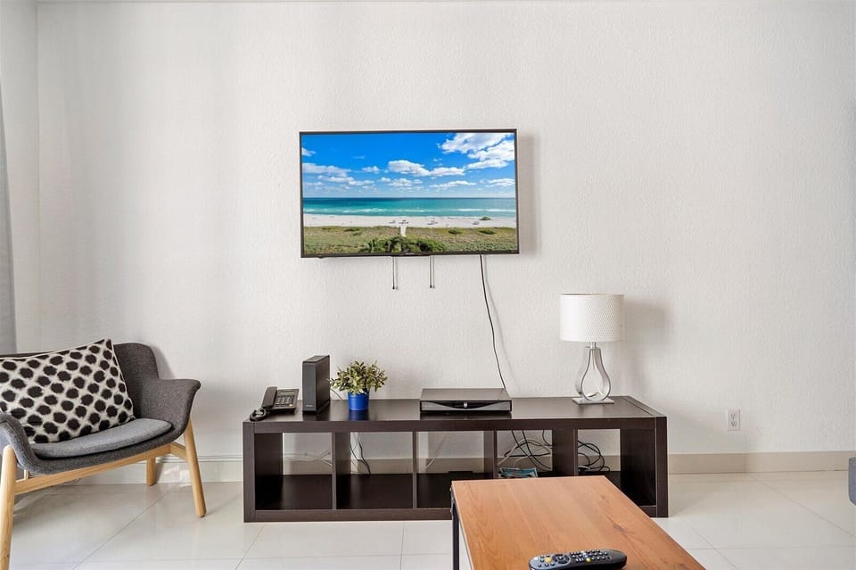 Ocean view 2 bedroom rental Tides 8th floor Miami (5449)