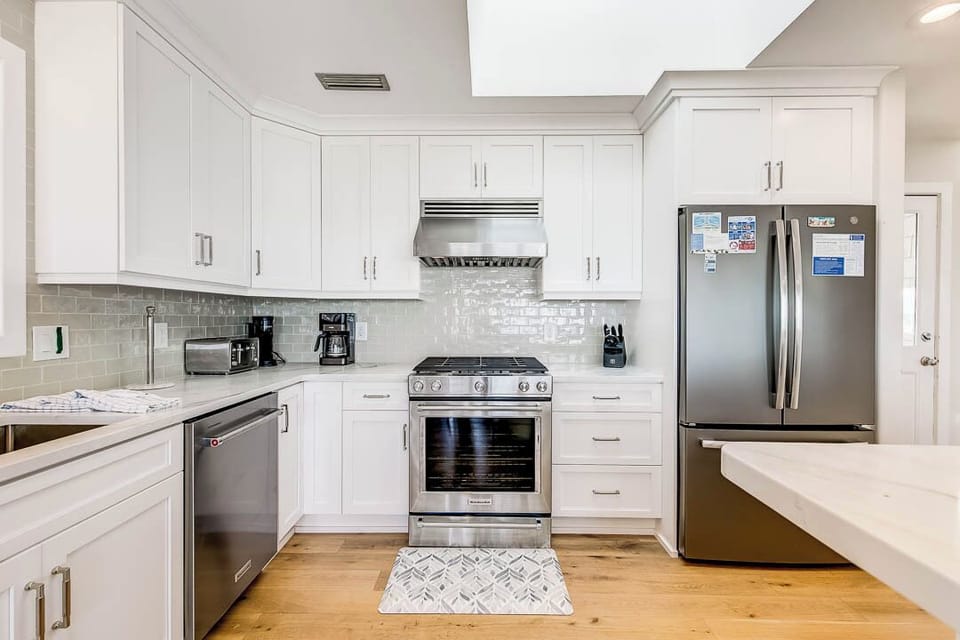 Top-Level Kitchen with Bar (seats 5)