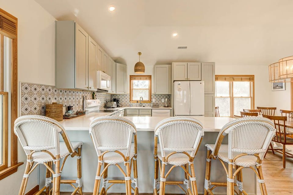 Top-Level Kitchen with Bar (seats 4)