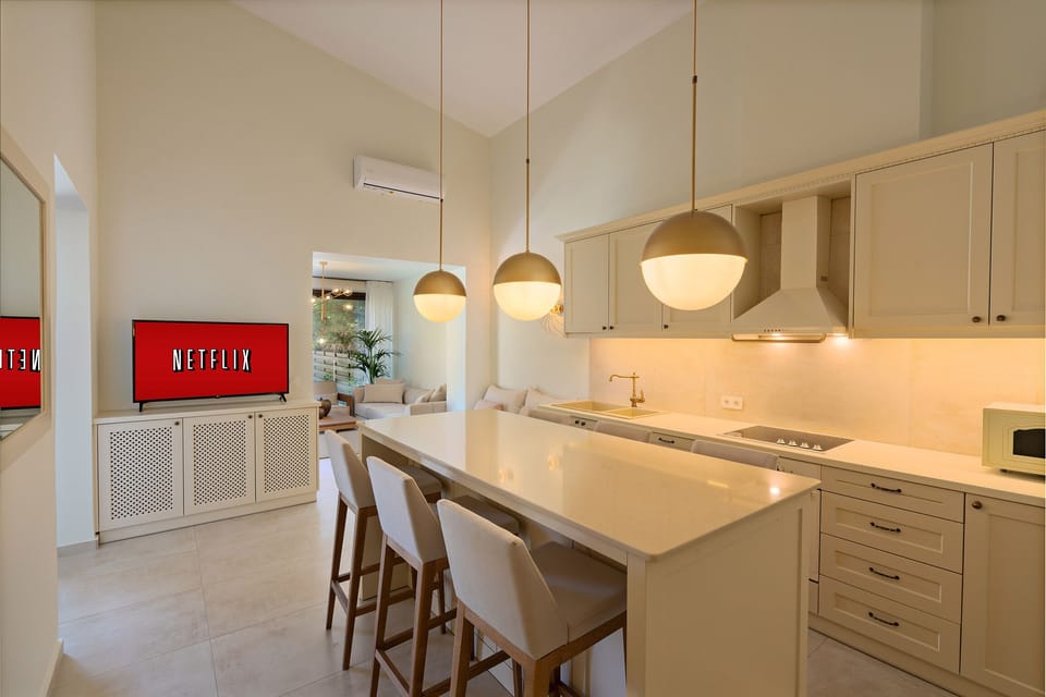Fully equipped kitchen with breakfast counter.