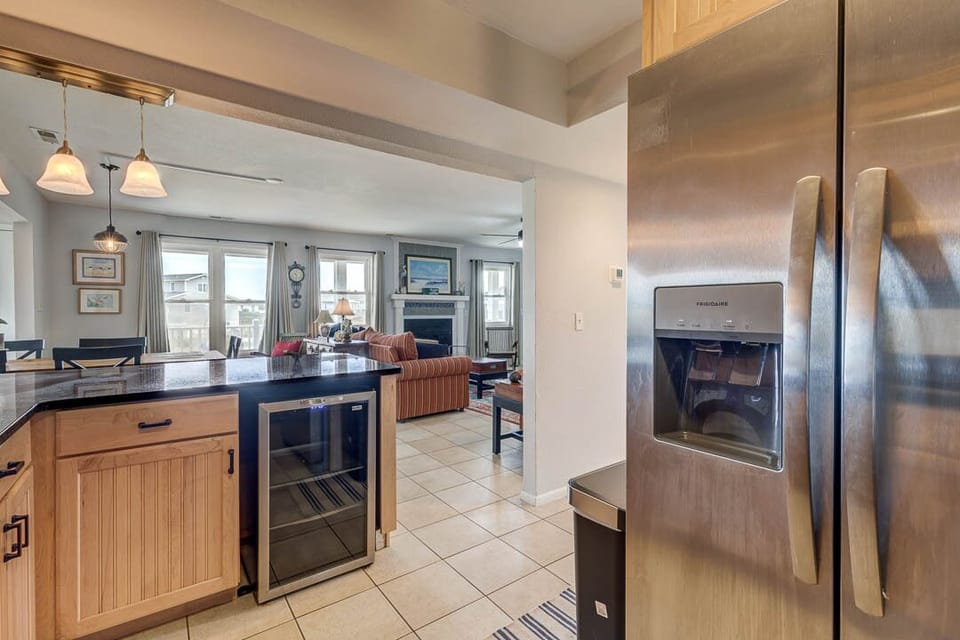 Mid-Level Kitchen with Bar (seats 3)