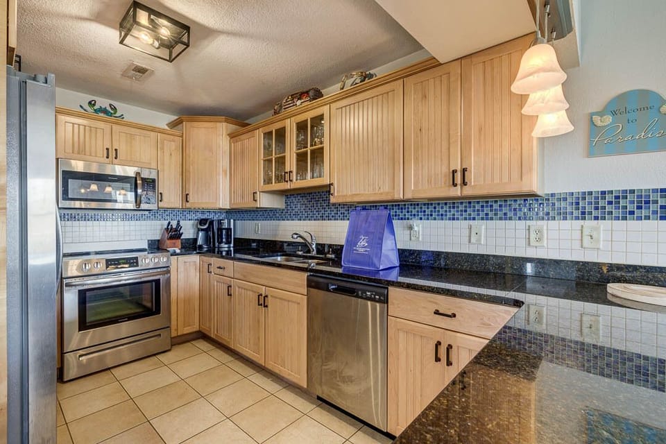 Mid-Level Kitchen with Bar (seats 3)