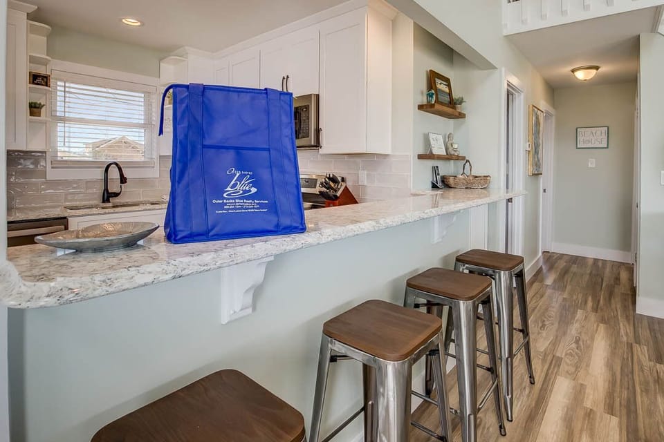 Ground-Level Kitchen with Bar (seats 4)