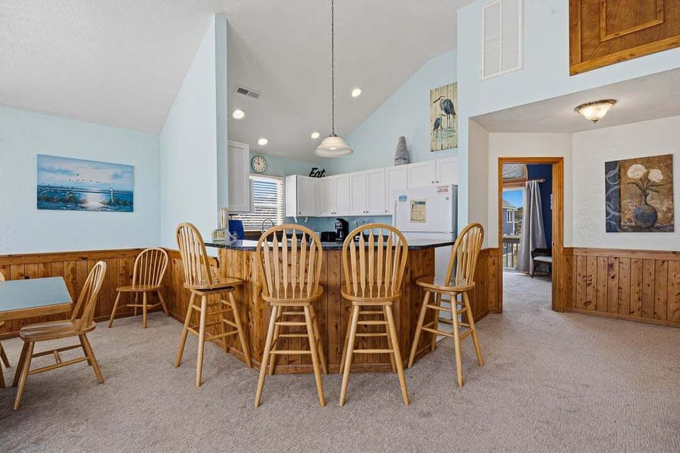 Top-Level Kitchen with Bar (seats 4)