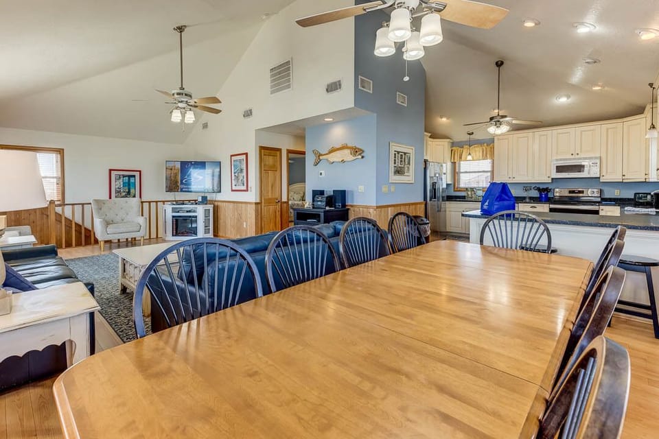 Top-Level Dining Room with Table (seats 8)