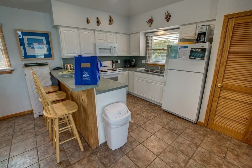 Top-Level Kitchen with Bar seats 3