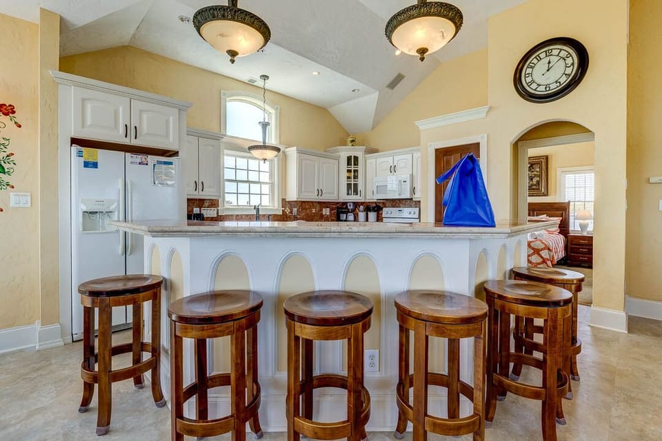 Top-Level Kitchen with Bar (seats 6)