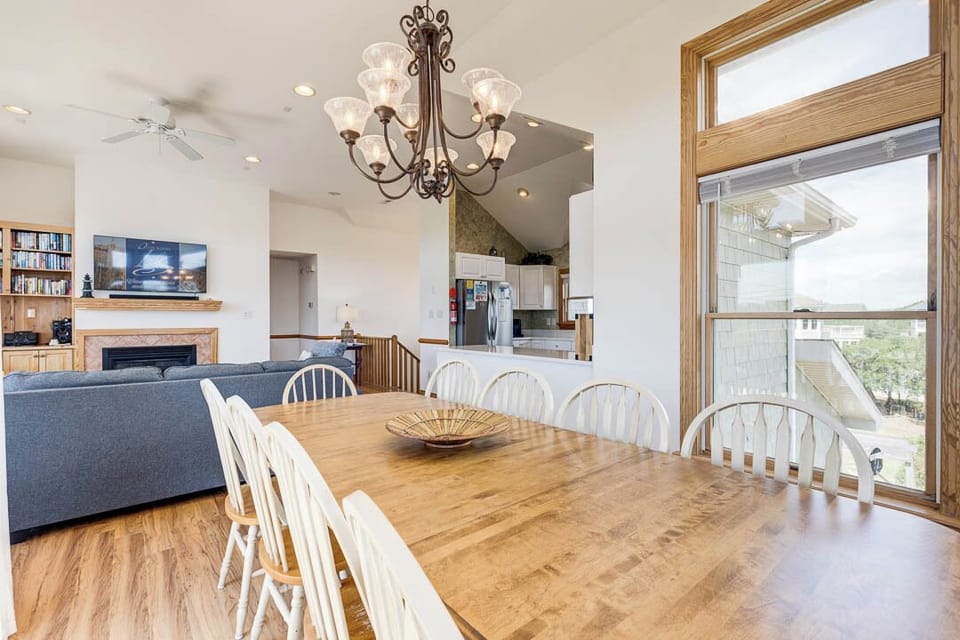Top-Level Dining Room with Table (seats 8)