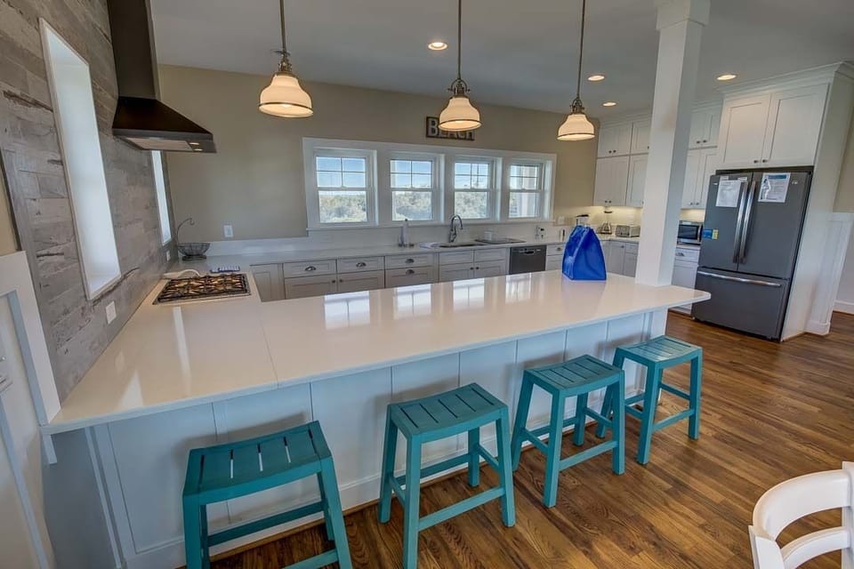 Mid-Level Kitchen with Bar seats 4