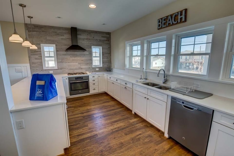 Mid-Level Kitchen with Bar seats 4