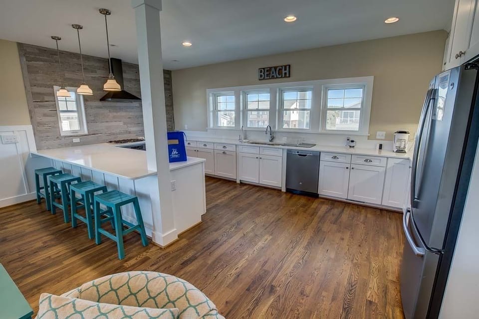 Mid-Level Kitchen with Bar seats 4