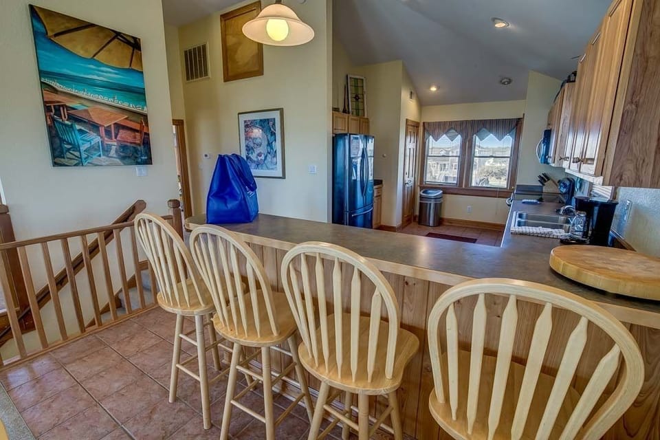Top-Level Kitchen with Bar (seats 4)
