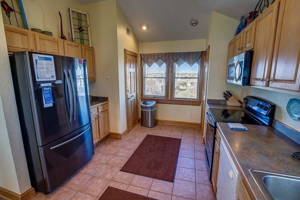 Top-Level Kitchen with Bar (seats 4)