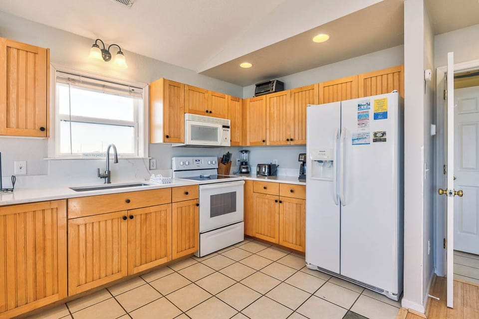 Top-Level Kitchen with Bar (seats 4)